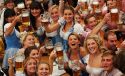 Oktoberfest to radosna zabawa, dużo pięknych dziewczyn, dużo piwa i pełna wolność obyczajowa raz do roku w słynącej z konserwatyzmu Bawarii