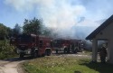Trudna akcja gaśnicza w Ponikwi. Zapaliła się słoma, zagrożony był dom