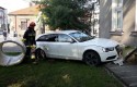 Audi po zderzeniu z alfą wjechało w ścianę liceum Wadowity