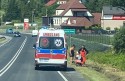 Akcja ratunkowa przy drodze krajowej w Kalwarii. Pomocy potrzebowala rowerzystka