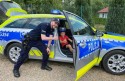 Policjant z dzieckiem w radiowozie