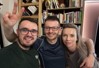 Bartosz Kaliński w towarzystwie swoich współpracowników z wydziału promocji Małgorzaty Targosz - Storch i Tomasza Macarczyka cieszy się z wyniku wyborów.