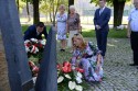 Burmistrz Bartosz Kaliński i radna Dorota Balak składają kwiaty pod pomnikiem Solidarności.