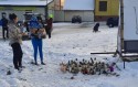 Mieszkańcy zapalają znicze z miejscu, gdzie znaleziono dziewczynkę