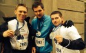 Szymon Putek, Piotr Ćwiertnia i Dawid Pająk z medalami na mecie maratonu