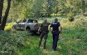Częste patrole w andrychowskich zagajnikach. Czego szukają policjanci i strażnicy leśni?