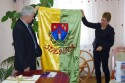 Wójt Małgorzata Chrapek dostała flagę węgierskiej gminy Szenna