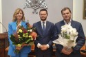 Burmistrz sfotografował się ze swoimi przybocznymi. Pani Dorota dostała kwiaty cięte, a pan Andrzej kwiaty w doniczce.