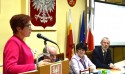 Skarbnik powiatu Maria Warchoł preentuje na sesji Rady Powiatu budżet na 2019
