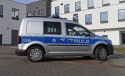 Nowe auto na tle nowej komendy policji w Wadowicach