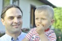 Szymon Duman z synem Maciusiem. Kandydat na wójta Stryszowa może w tych wyborach zagrozić pozycji Jana Wacławskiego, który rządzi gminą już 21 lat