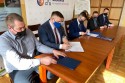 W poniedziałek prezes WPWiK Jerzy Obstarczyk i burmistrz Bartosz Kaliński podpisali umowy na wybudowanie 11 kilometrów wodociągu