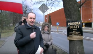 Poseł KO Marek Sowa modli się do drzewa Beaty. Komentarze: "Paskudnie to wyglądało"