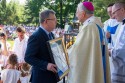 Marszałek Małopolski na ołtarzu przekazuje dekret arcybiskupowi krakowskiemu
