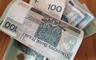 10 tysięcy złotych - psychiczna bariera długu dla wielu Polaków