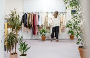 10 wskazówek dotyczących kupowania ubrań z ograniczonym budżetem