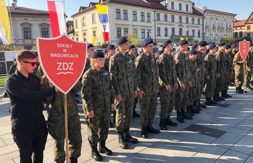 Duże święto mundurówki w Wadowicach. Uczniowie ZDZ niczym żołnierze składali ślubowanie
