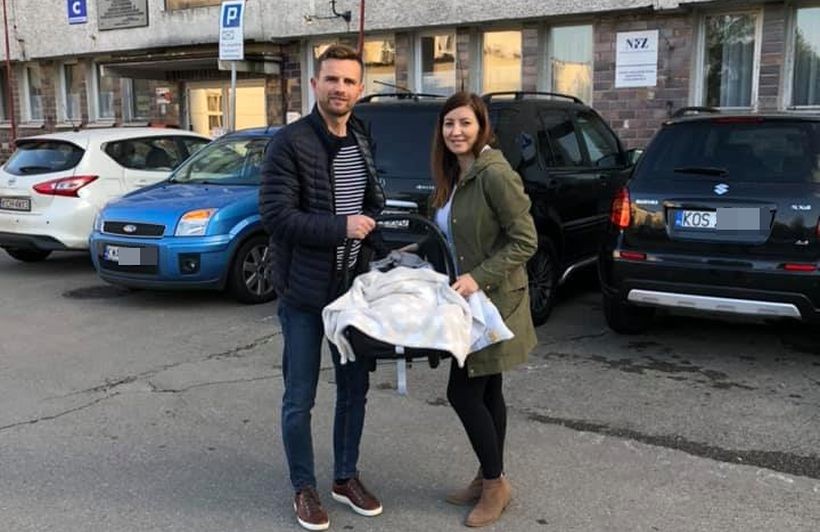 Łukasz i Karolina Dragan z nowo narodzonym synkiem pod wadowicką porodówką