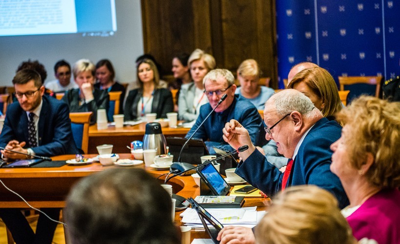 Radny Stanisaw Jasiński zgłosił wniosek, który przyjęto na sesji, by skierować uchwalę antysmogową do kolejnych prac w komisjach. W ten sposób uchwała nie była głosowana