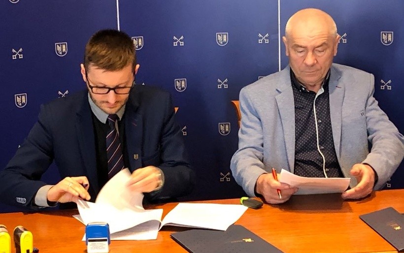Burmistrz Bartosz Kaliński i Franciszek Fryc podpisali umowę na przebudowę ulicy Lwowskiej
