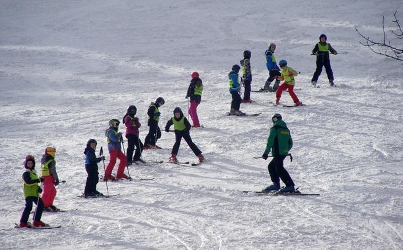 Dzieciaki będą uczyć się jedźcić na nartach