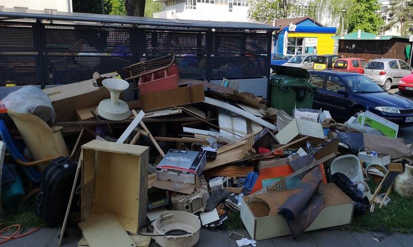 Tona śmieci pod blokiem. Mieszkańcy masowo wysprzątali piwnice, dlaczego?