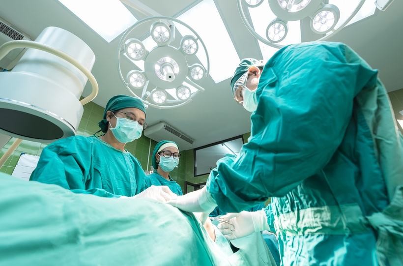 Ubezpieczenie na wypadek poddania się operacji chirurgicznej – co obejmuje?