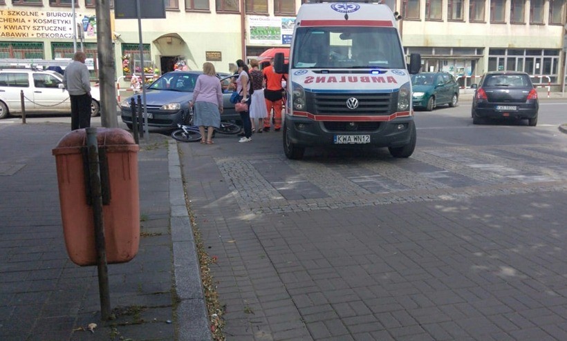 Wypadek z udziałem rowerzysty na ulicy w Andrychowie. Ranny zabrany do szpitala