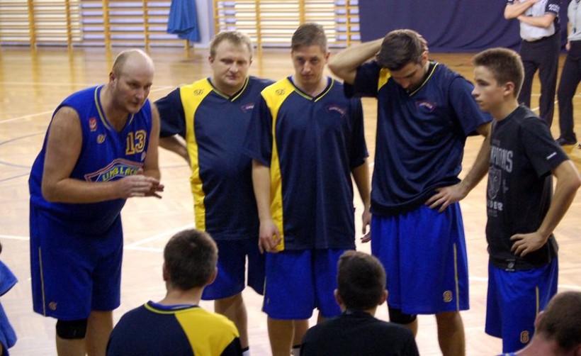 Drużynę Limblachu do zwycięstwa poprowadził weteran koszykarskich parkietów Piotr Kwadrans (pierwszy z lewej), który w tym sezonie powrócił do Limanowej w roli grającego trenera. 