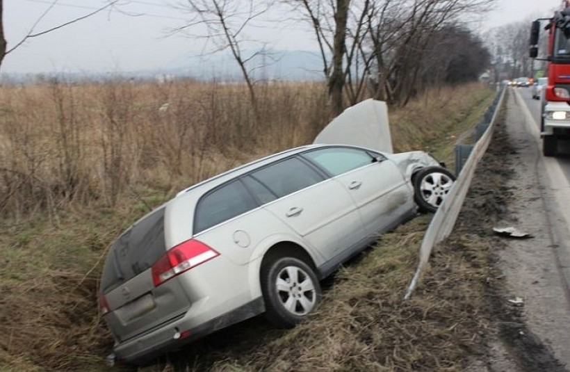 Opel uderzony z impetem zjechał z trasy i wylądował w przydrożnym rowie