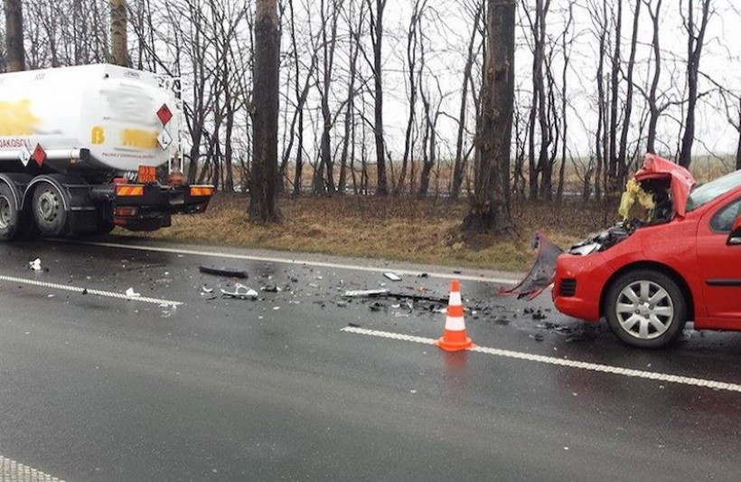 Na jezdni wyjazdowej z Andrychowa zderzyły się dwa auta