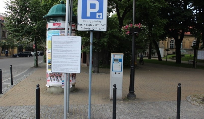 Ważna zmiana dla kierowców parkujących w Andrychowie. Od 1 maja nowe, płatne strefy postoju