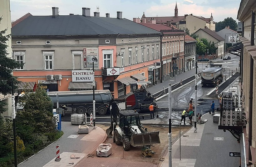 Trwa asfaltowanie ulicy Lwowskiej w Wadowicach. Kierowcy stoją w korkach