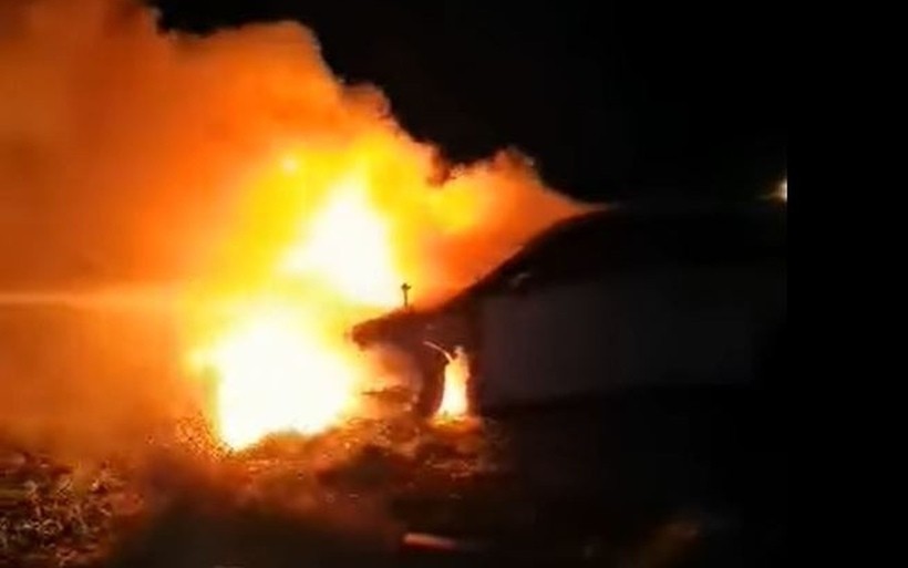 Niebezpieczna sytuacja w Zygodowicach. Mercedes stanął w ogniu