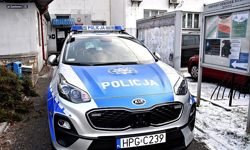 Policjanci ze Spytkowic cieszą się z nowego samochodu
