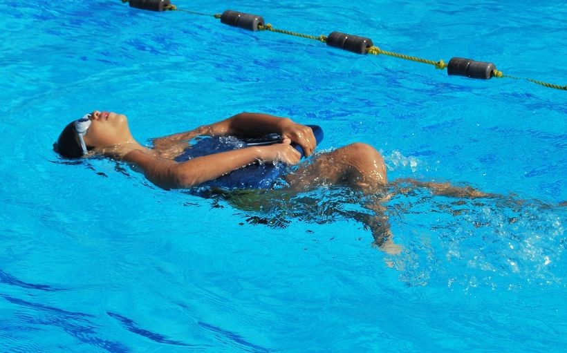 Czy warto zapisać dziecko na lekcje pływania?
