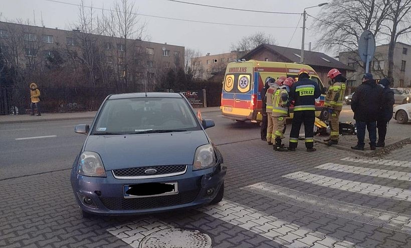 Wypadek na ruchliwej ulicy w Andrychowie, poturbowany jest motorowerzysta