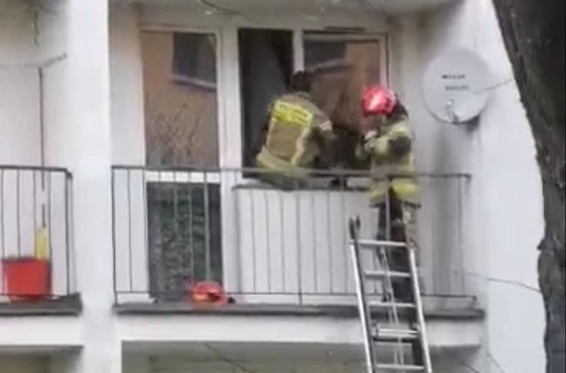 Strażacy dostali się do mieszkanie przez okno