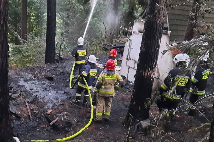 Płonący domek mógł podpalić las. To była trudna akcja strażaków