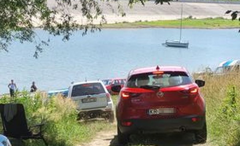 Tłumy nad Jeziorem Mucharskim. Auta parkują tuż przy wodzie i... grzęzną w ziemi