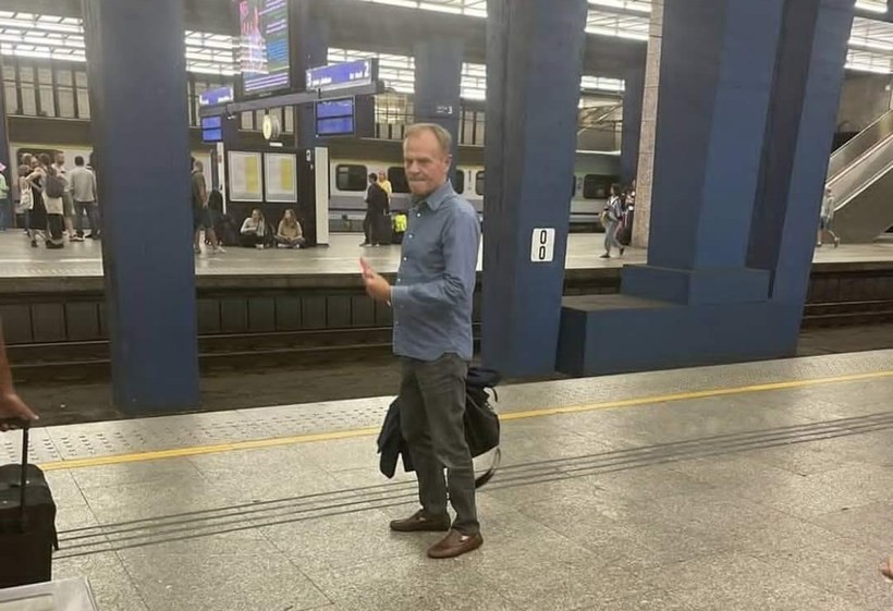 Samotny Donald Tusk na dworcu kolejowym. Radny z Wadowic zachwycony: &quot;I teraz wyobraźcie sobie...&quot;