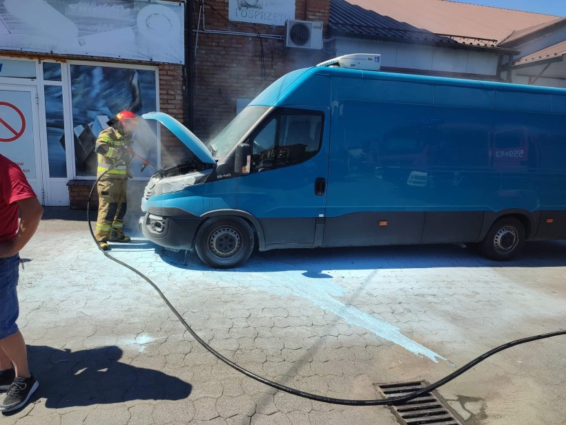 Gorąco na ulicy Targowej w Kalwarii Zebrzydowskiej. Strażacy ratowali dostawczaka