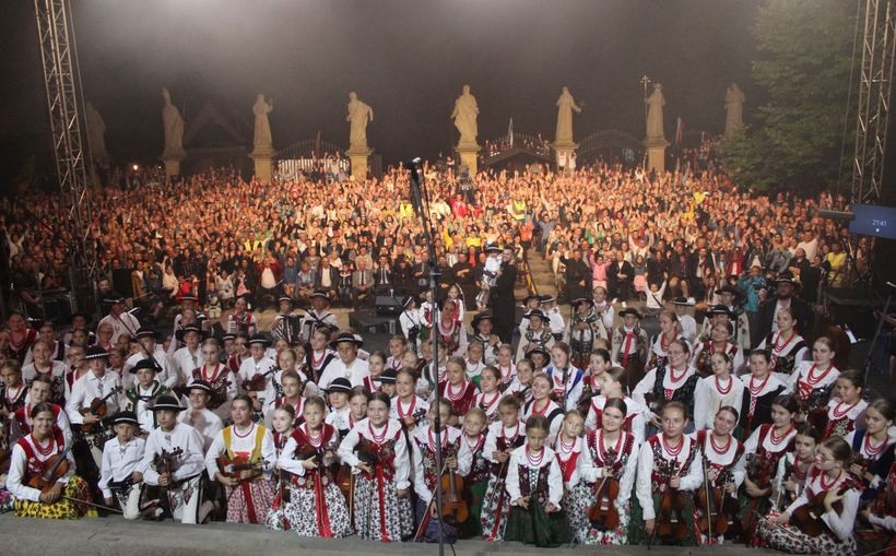 Tłumy na koncercie dedykowanym papieżowi. Mała Armia Janosika dała czadu w Kalwarii