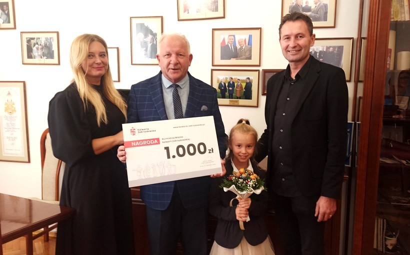 Burmistrz Kalwarii chciał docienić utalentowaną tancerkę. Martynka dostała czek na 1000 zł