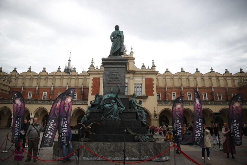 Na Rynku Głównym w Krakowie stanął drugi pomnik Adama Mickiewicza