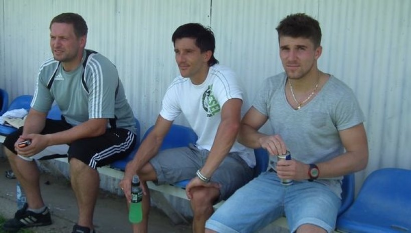 Krzysztof Wądrzyk (z lewej) razem z piłkarzami Beskidu: Tomaszem Moskałą (w środku) oraz Dariuszem Chowańcem (z prawej)