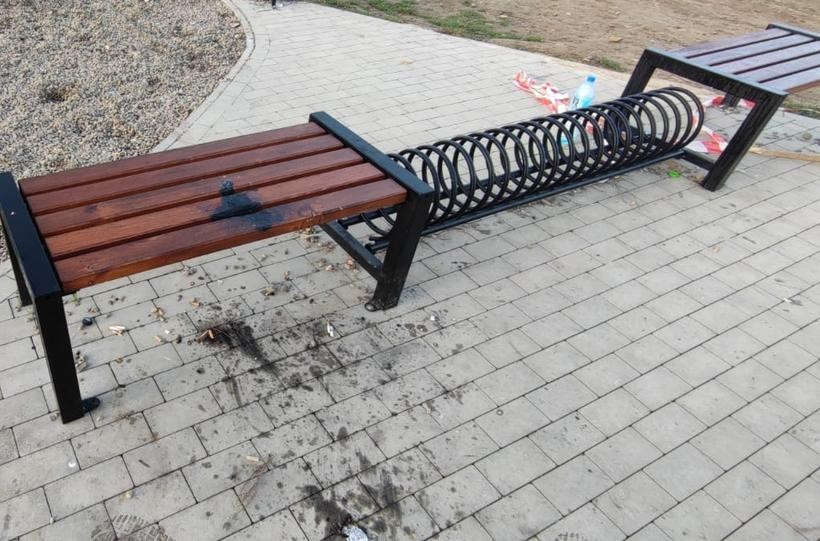 Zniszczona ławka w centrum rekreacji w Woźnikach