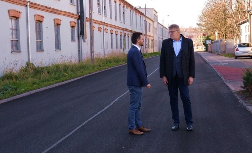Ulica Legionów z nowym asfalte, burmistrz Bartosz Kaliński i osoba Marka Ciepłego