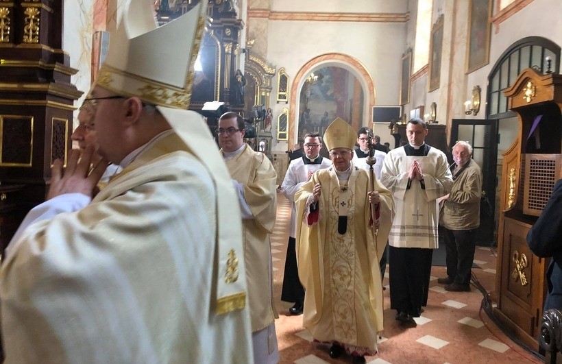 Polska zagrożona ze Wschodu i Zachodu. Arcybiskup wzywa katolików na msze za Ojczyznę
