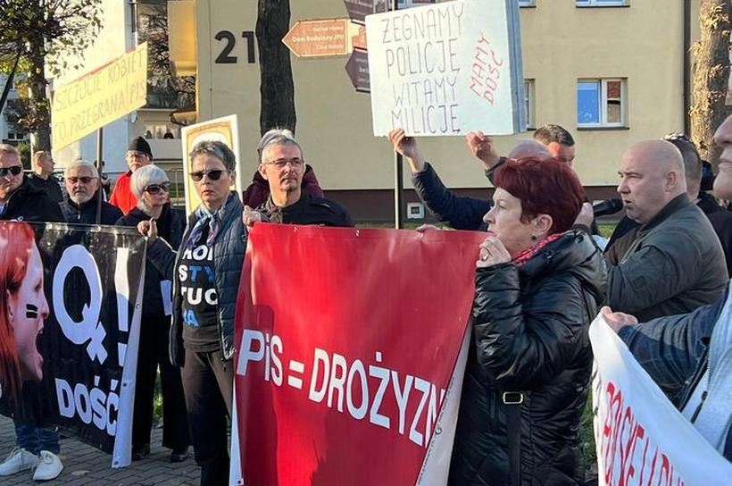 Protestujący pod WCK w Wadowicach